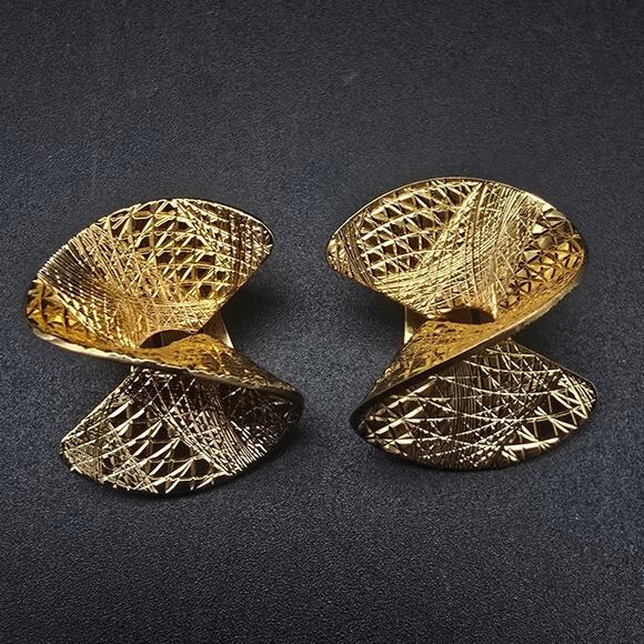 Sarah Coventry Gold Tone Twisted Earrings Clip On Vintage Jewelry - Picture 2 of 5